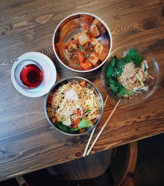 Kızarmış sebzeli Asya eriştesi, Asya mutfağı, öğle yemeği için kafe masası.