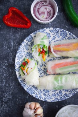 Siyah arka planda sebzeli pirinç ruloları, Vietnam, Asya yemekleri.