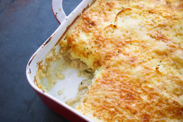 Casserole Avec Poisson Sur Fond Sombre — Photo