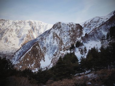 Karla kaplı dağlar, Gürcistan, Kazbegi, kış manzarası 