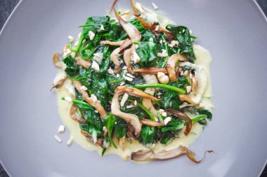 Ispanak ve istiridye mantarı salatası, restoran menüsü, yemek tarifi, koyu sırt.