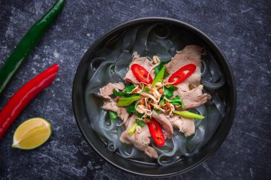 Asya mutfağı, Vietnam pho bo çorbası siyah bir tabakta