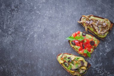 Koyu renk bir sırt, çeşit çeşit bruschetta, Top vie