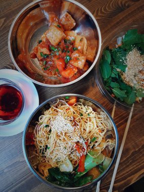 Kızarmış sebzeli Asya eriştesi, Asya mutfağı, öğle yemeği için kafe masası.