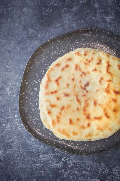 Khychin Tortilla Traditionell Balkar Mat Mörk Rygg — Stockfoto