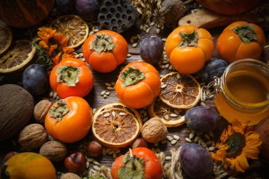 Pumpkins, Trabzon hurması, tahıl, ekmek, tohumlar ve fındık ahşap zemin, hasat