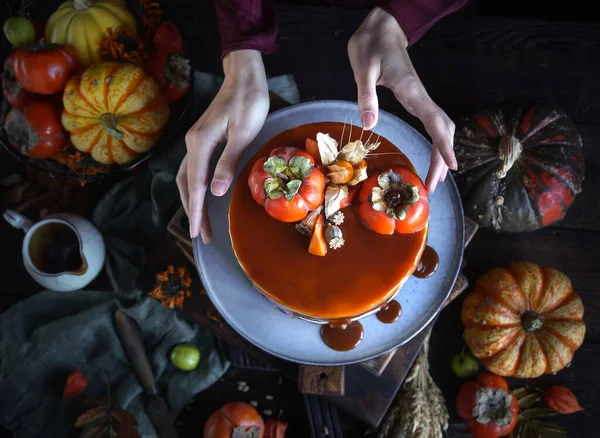 Herfst Cake Met Kaki Karamel Met Een Pompoen Een Meisje — Stockfoto