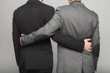 Lgbtq düğününde takım elbiseli iki adam.