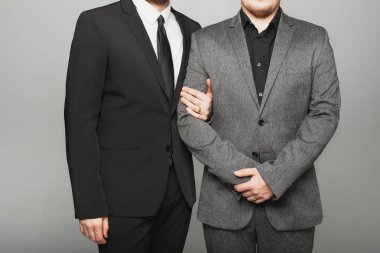 Lgbtq düğününde takım elbiseli iki adam.