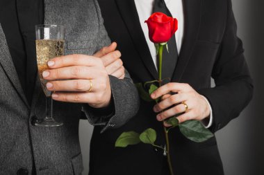 Lgbtq düğününde takım elbiseli iki adam.
