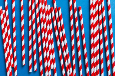 Kırmızı kokteyl pipetleri mavi arkaplanda