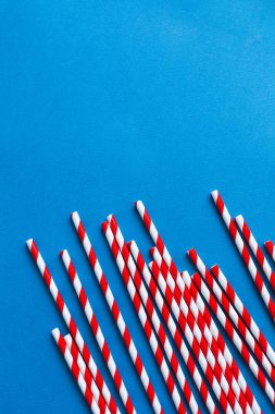 Kırmızı kokteyl pipetleri mavi arkaplanda