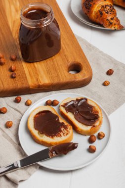 Masada çikolatalı sandviçler.