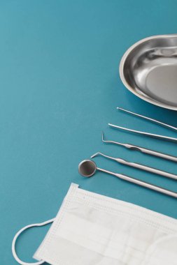 Mavi arkaplan görünümünde dişçi araçları