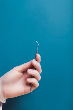 Doktorun elindeki diş aletleri.