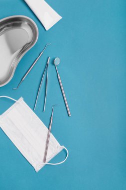 Mavi arkaplan görünümünde dişçi araçları