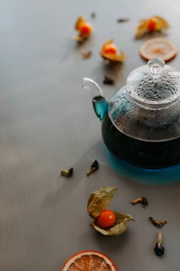 Cam çaydanlıkta Thai mavisi çay