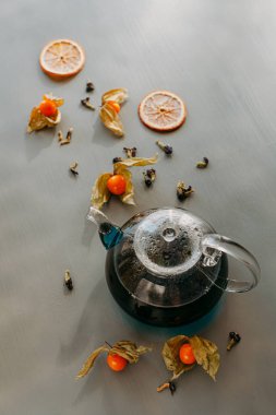 Cam çaydanlıkta Thai mavisi çay