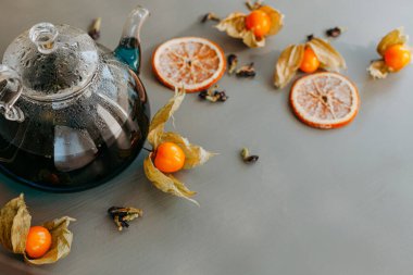 Cam çaydanlıkta Thai mavisi çay