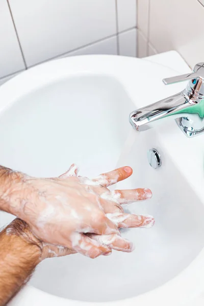 Bărbat Își Spală Mâinile Săpun Chiuvetă — Fotografie, imagine de stoc