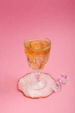 Pembe arka planda buzlu yeşil çay. Kavram