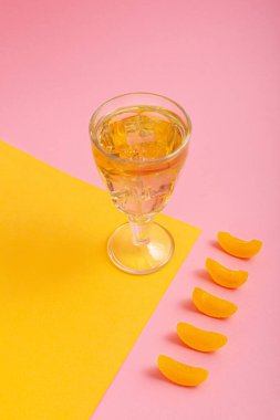 Pembe arka planda buzlu yeşil çay. Kavram