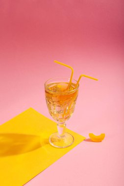 Pembe arka planda buzlu yeşil çay. Kavram