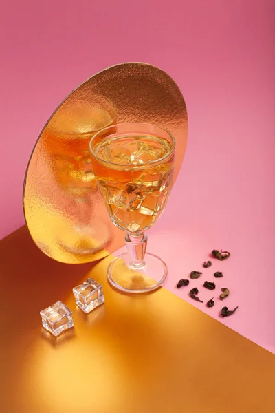 Pembe arka planda buzlu yeşil çay. Kavram