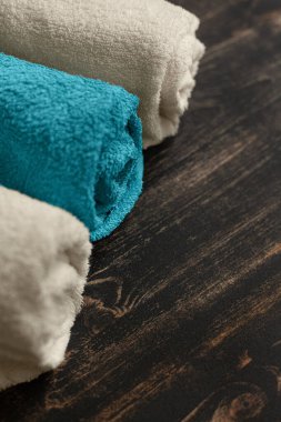 Katlanmış çok renkli havlular üst görünüm