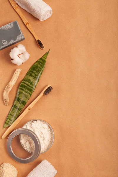 El işi kağıdının arka planında çevre dostu diş bakımı için ayarlanmış. Üst görünüm