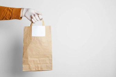 Beyaz arka planda yiyecek ve pizza teslimatçısı teslimatı.