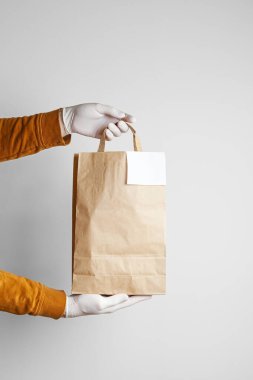 Beyaz arka planda yiyecek ve pizza teslimatçısı teslimatı.