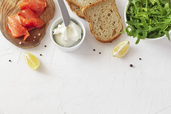 Beyaz arka planda somonlu sandviç malzemeleri. Üst görünüm