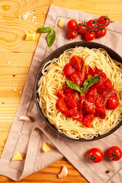 Pasta Mit Tomaten Und Basilikum Einer Pfanne Auf Serviette Und — Stockfoto