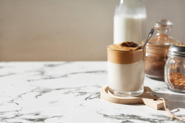 Dalgon kahvesi güneş ışığında mermer arka planda malzemelerle