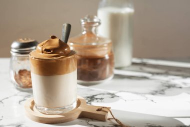 Dalgon kahvesi güneş ışığında mermer arka planda malzemelerle