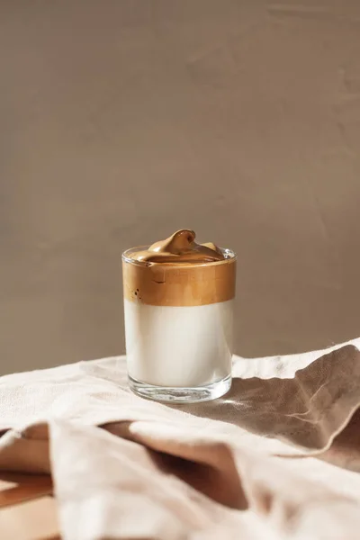 Dalgon kahvesi gün ışığında, tahta bir bankta peçetenin üzerinde.