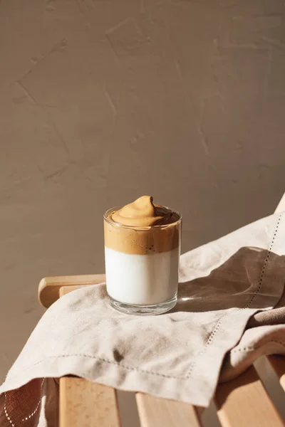 Dalgon kahvesi gün ışığında, tahta bir bankta peçetenin üzerinde.