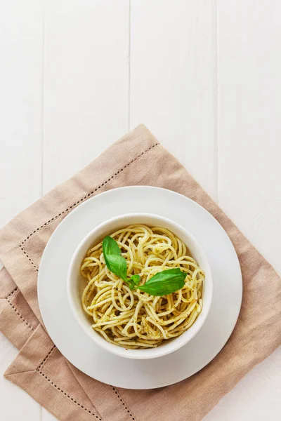 Pâtes Pesto Dans Une Assiette Blanche Sur Fond Clair Vue — Photo