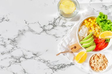 Misket masasında vejetaryen Buda kasesi