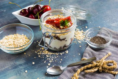 Bir bardak çikolata topları, CIA tohum, pul ve meyve ile beyaz yoğurt