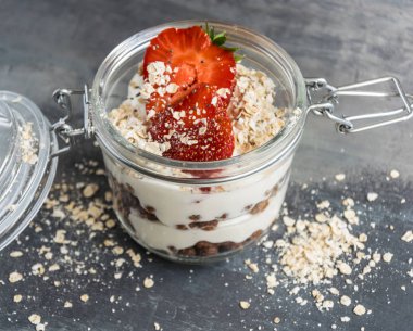 Beyaz Yoğurtlu yulaf ezmesi gevreği ve taze meyve parçaları ile chia tohum