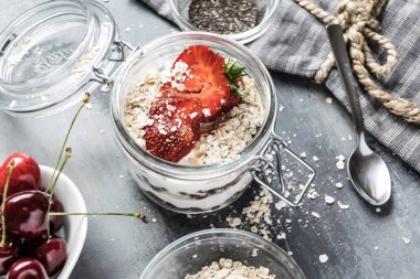 Beyaz Yoğurtlu yulaf ezmesi gevreği ve taze meyve parçaları ile chia tohum