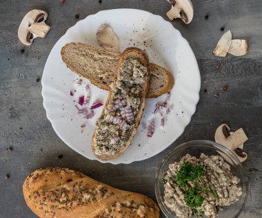 Tüm renkli biber ve mantar parçaları gri bir arka plan üzerinde taze pasta champignon ile yayıldı