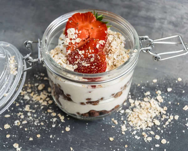 Beyaz Yoğurtlu yulaf ezmesi gevreği ve taze meyve parçaları ile chia tohum