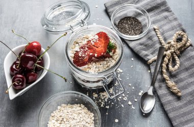 Bir bardak çikolata topları, yulaf ezmesi ve meyve ile lezzetli beyaz yoğurt