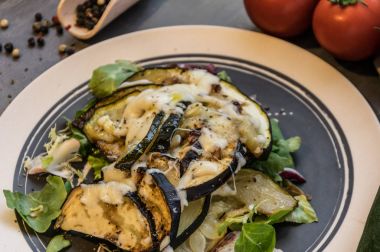 Pişmiş kabak ve patlıcan peynir ile serpilir buz salata üzerinde