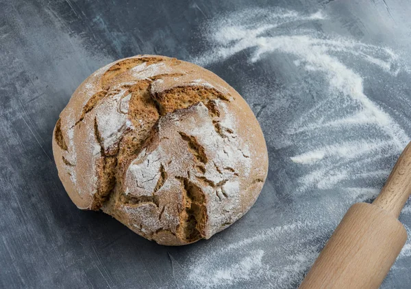 Taze ekmek ev yapımı çavdar unundan yapılmış
