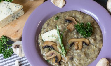Mavi peynir ve taze maydanoz ile mantar çorbası