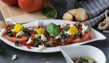 Taze salata, domates ve mozzarella peyniri. Tarifi Zeytinyağlı kırmızı soğan, zeytin ve fesleğen ile